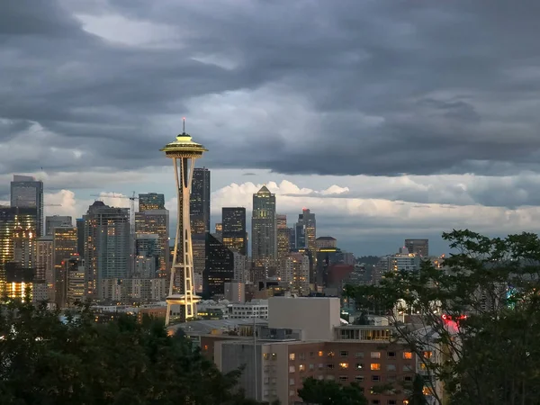 A agulha espacial em Seattle Washington numa noite tempestuosa — Fotografia de Stock