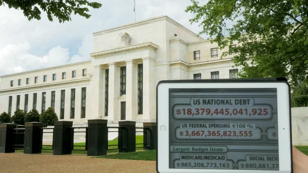 Zegar zadłużenia i zewnętrzna część budynku Rezerwy Federalnej — Zdjęcie stockowe