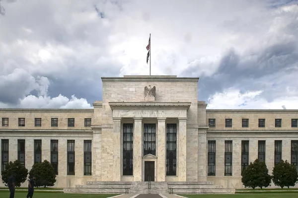 Gewitterwolken hinter der Außenfassade des Gebäudes der Federal Reserve — Stockfoto