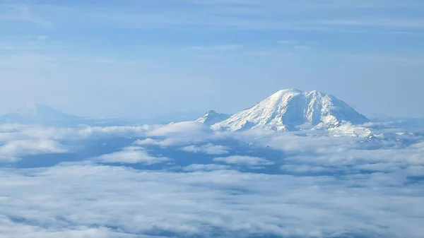 Widok z lotu ptaka na górę Rainier, Mount Adams i MT St Helens w pobliżu Seattle — Zdjęcie stockowe