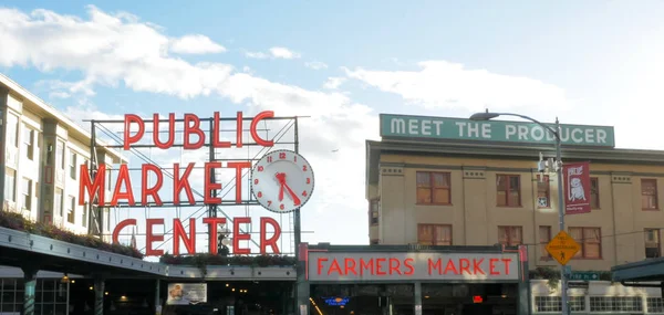 SEATTLE, WASHINGTON, USA- 7 SEPTEMBRE 2015 : enseignes au néon à l'extérieur du marché place du brochet à seattle — Photo