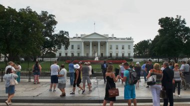 Washington, Dc, ABD - 9 Eylül 2015: Washington'da Beyaz Saray'ın önünde turistler ve ziyaretçiler toplandı