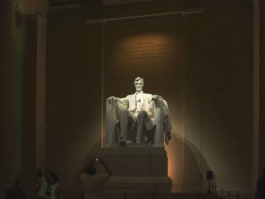 Washington'daki Lincoln anıtının içindeki heykelin eğik görünümü