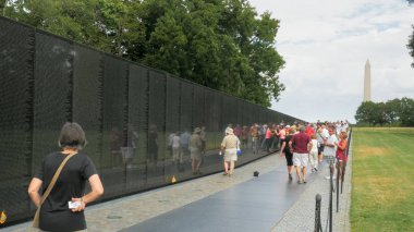 Washington, Dc, ABD - 9 Eylül 2015: Washington'daki Vietnam anıtına ziyaretçiler