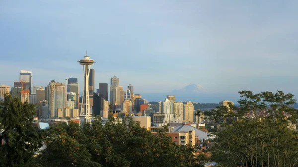 Dagtid stadens silhuett och utrymme nål i Seattle — Stockfoto