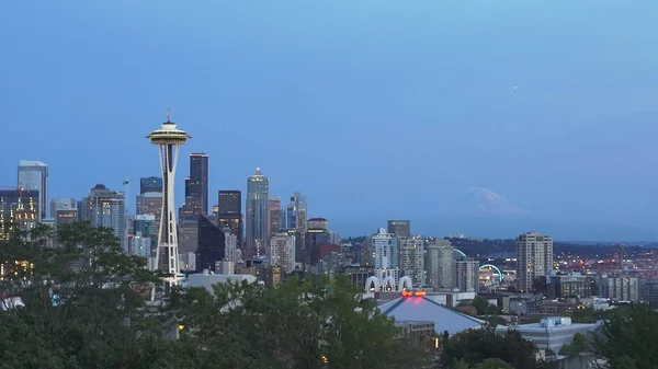 Utrymmet nål i Seattle i skymningen — Stockfoto