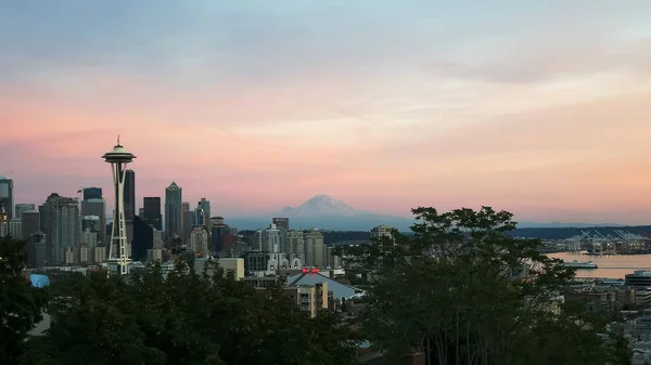 Utrymmet nål i Seattle vid solnedgången — Stockfoto