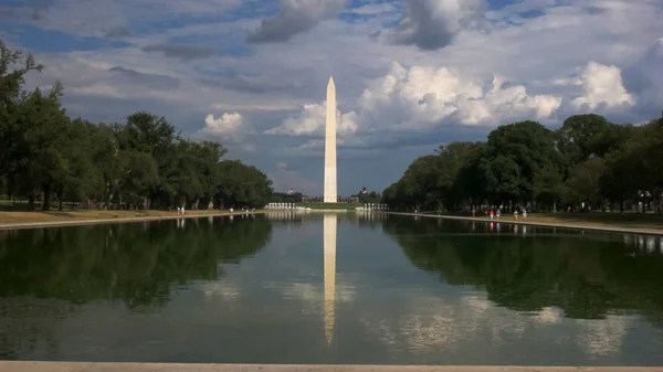 Washington'daki Washington anıtının geniş çekim — Stok fotoğraf