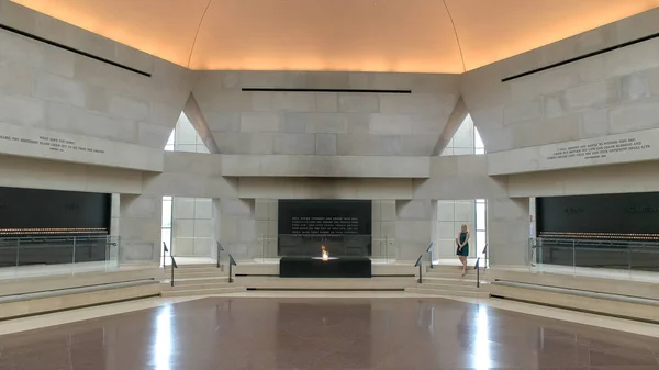 WASHINGTON, DC, USA - 10 SETTEMBRE 2015: la sala del ricordo al museo commemorativo dell'olocausto degli Stati Uniti a Washington — Foto Stock