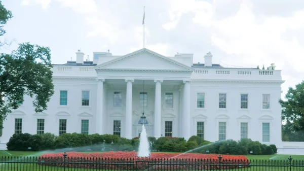 Primer plano de la casa blanca en Washington desde el césped del norte —  Fotos de Stock