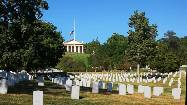 Arlington evin geniş görünümü ve arlington mezarlığı gerekçesiyle — Stok fotoğraf