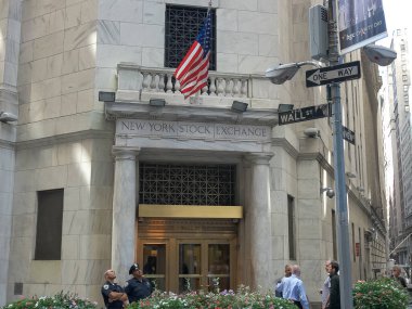 New York, New York, ABD - 15 Eylül 2015: Wall Street'teki borsanın yan girişinin dışında yer tüccarları
