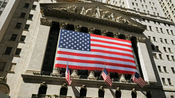 NUEVA YORK, NUEVA YORK, EE.UU. - 15 DE SEPTIEMBRE DE 2015: exterior de la bolsa de valores en Wall Street —  Fotos de Stock