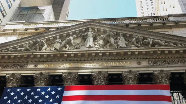 NUEVA YORK, NUEVA YORK, EE.UU. - 15 DE SEPTIEMBRE DE 2015: primer plano del exterior de la bolsa de valores —  Fotos de Stock