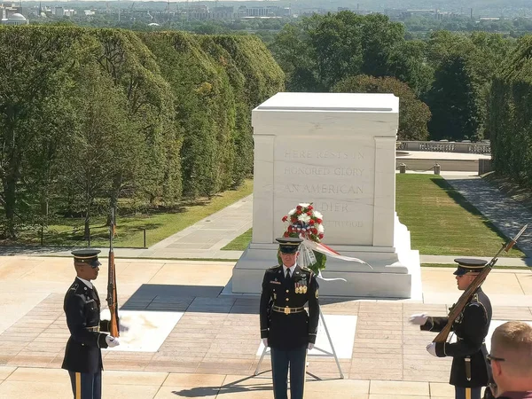 Washington, District Of Columbia, ABD- 11 Eylül 2015: Arlington'da meçhul askerin mezarının yüksek görünümü — Stok fotoğraf