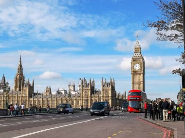 Londra, İngiltere, İngiltere - 17 Eylül 2015: Londra, İngiltere'de Big Ben ile çift katlı otobüs