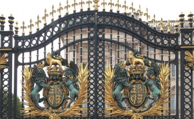 buckingham sarayı kapıları londra'da kapatın