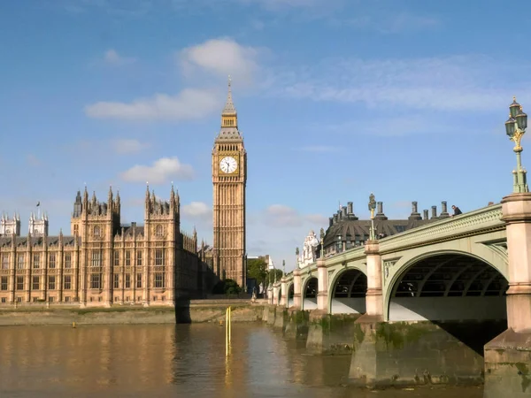 Toma de la mañana de Big Ben y un autobús rojo de dos pisos, londo — Foto de Stock