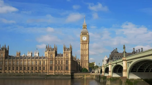 Vista de la mañana de Big Ben y el río Támesis — Foto de Stock