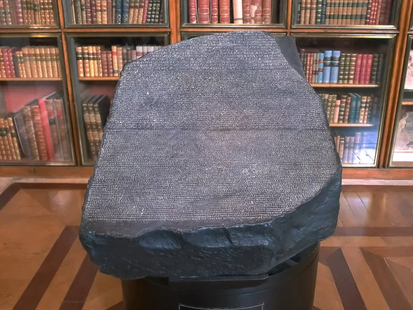 Réplica de la piedra roseta en el museo británico —  Fotos de Stock