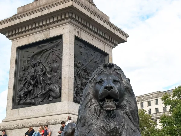 LONDRES, INGLATERRA, Reino Unido - 17 DE SEPTIEMBRE DE 2015: primer plano de la base de la columna de Nelson en la plaza trafalgar, Londres —  Fotos de Stock