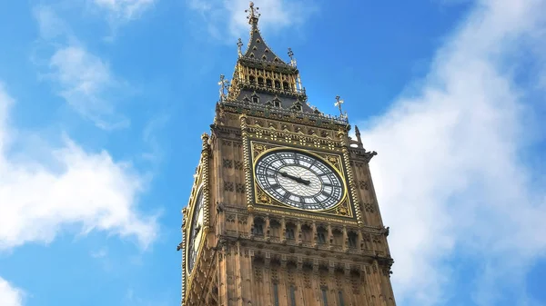 Låg vinkel närbild av Big Ben i London — Stockfoto