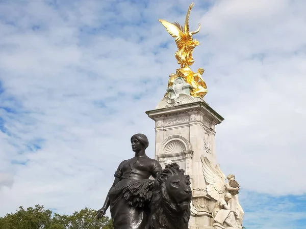 LONDRES, ENGLÂNDIA, Reino Unido - SETEMBRO 17, 2015: Rainha Vitória memorial perto do palácio de buckingham, Londres — Fotografia de Stock