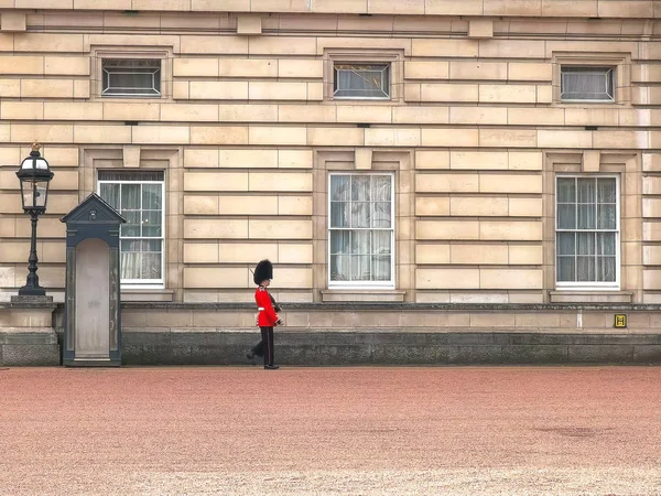 LONDRES, INGLATERRA, Reino Unido - 17 DE SEPTIEMBRE DE 2015: guardia de guardia marchando en el palacio buckingham, Londres —  Fotos de Stock