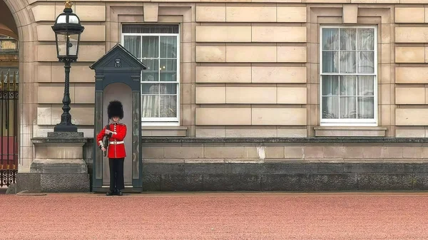 LONDRES, INGLATERRA, Reino Unido - 17 DE SEPTIEMBRE DE 2015: centinela en una caja de guardia en buckingham palace, Londres —  Fotos de Stock