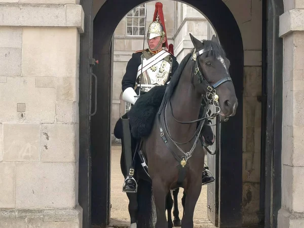 LONDRES, ENGLÂNDIA, Reino Unido - SETEMBRO 17, 2015: mudança dos famosos guardas de cavalos, Londres — Fotografia de Stock