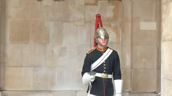 LONDRES, INGLATERRA, Reino Unido - 17 DE SEPTIEMBRE DE 2015: guardia de caballos desmontado en su uniforme de vestir, Londres —  Fotos de Stock