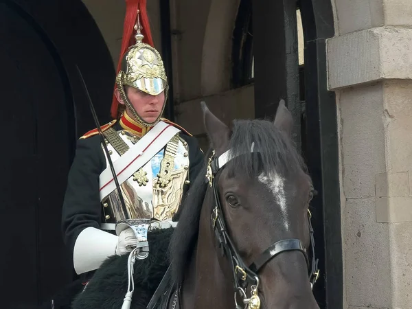 LONDRES, INGLATERRA, Reino Unido - 17 DE SEPTIEMBRE DE 2015: primer plano de una guardia de caballos montada, Londres —  Fotos de Stock