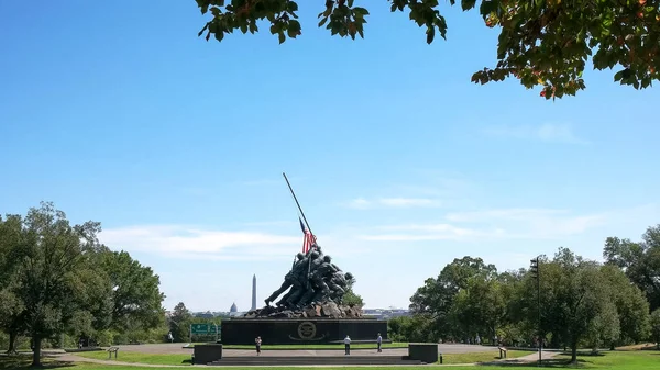 ワシントン、コロンビア特別区、2015年9月11日:ワシントンの木々に囲まれた硫黄島記念碑 — ストック写真