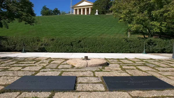 Grave of john and jackie kennedy and arlington house, washington, — Stock Photo, Image