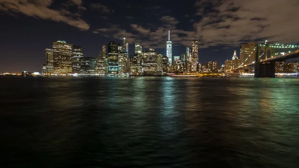 长曝光拍摄的曼哈顿夜天际线 — 图库照片
