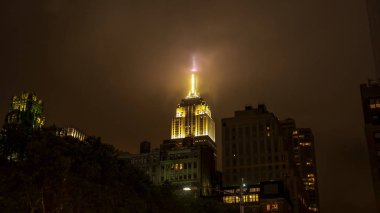 bulutlar imparatorluk devlet binasının yanından geçiyor