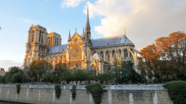 Paris'te notre dame katedralinin gün batımı görünümü