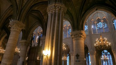 Notre Dame, Paris, Fransa- 20 Eylül 2015: notre dame katedralinin iç sütunları ve iç kısmı, Paris
