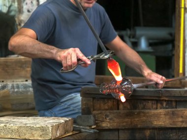murano ana cam üfleyici bir vazo için kolları ekleyerek