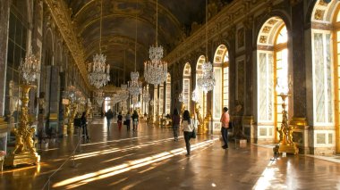 Versailles, Paris, Fransa- 23 Eylül 2015: aynaların güneşli versailles saray salonu, paris