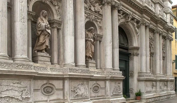 VENICE, ITALY-SEPTEMBER 27, 2015: close up of the exterior of chiesa di santa maria del giglio,, venice — стоковое фото