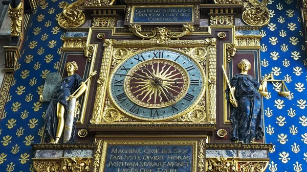 Vista ravvicinata dell'orologio conciergerie, l'orologio più antico di Parigi — Foto Stock