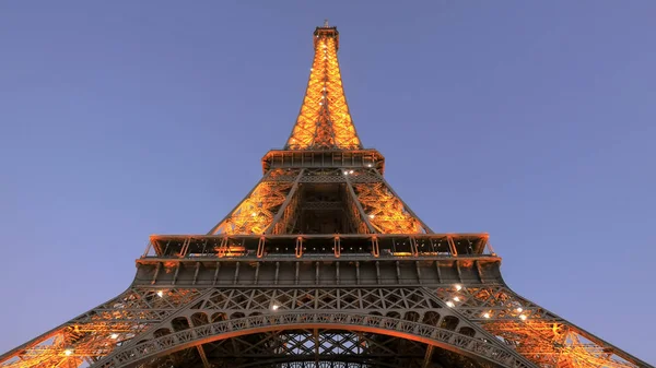 Paryż, Francja-20 września, 2015: z bliska widok na wieżę Eiffla i wyświetlacz świetlny, Paryż, — Zdjęcie stockowe