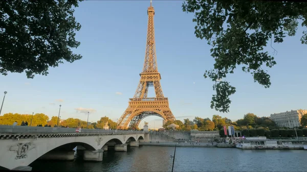 Widok na wieżę Eiffla i most nad Sekwaną, Paryż — Zdjęcie stockowe