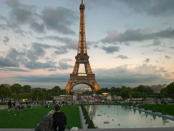 PARIS, FRANŢA - 20 SEPTEMBRIE 2015: doi îndrăgostiţi urmăresc afişajul luminos de pe turnul eiffel, Paris — Fotografie, imagine de stoc