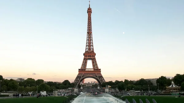 Paryż, Francja-20 września, 2015: widok wieczorowy wieży Eiffla w Paryżu, Francja — Zdjęcie stockowe