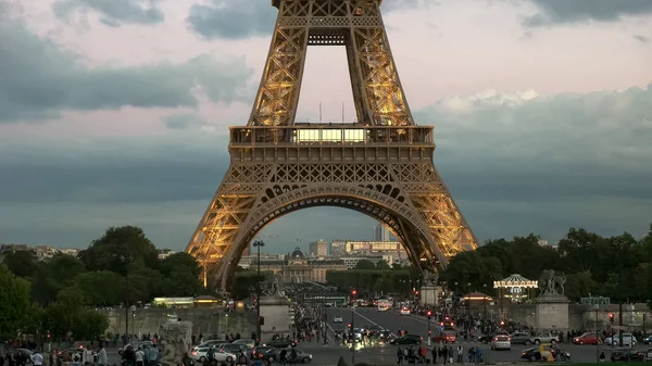 PARÍS, FRANCIA - 20 DE SEPTIEMBRE DE 2015: plano nocturno de la base de la torre eiffel, París —  Fotos de Stock
