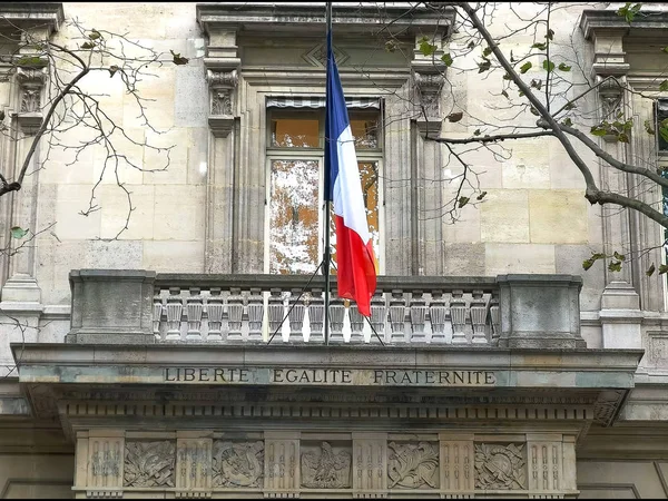 Francuskiej flagi na elewacji budynku prefektury policji, Paryż — Zdjęcie stockowe