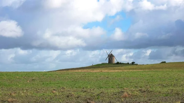 Vidsträckt utsikt över Le Moulin de Moidrey nära Mont St Michel — Stockfoto