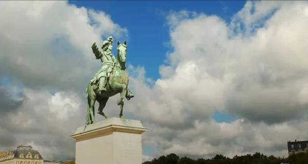 PARÍS, FRANCIA 23 DE SEPTIEMBRE DE 2015: Louis iv estatua fuera del palacio de versailles, paris —  Fotos de Stock